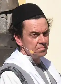 Václav Rašilov jako Annáš v představení Lidové Pašijové hry před pražskou Loretou, režie Oldřich Vlček (2024)