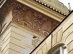 Detail ornamentů na fasádě vily pod střechou