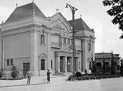 Městské divadlo na historické fotografii.