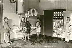 Nanna Broch: Děti ve školce Vålerengen, připravené si umýt svůj šálek, 1920–1930