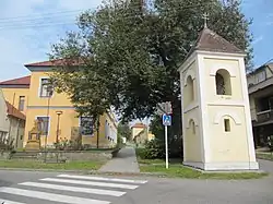 Zvonice a pomník obětem I. sv. války v ulici Na Dědině