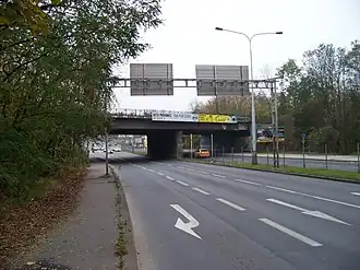 Vídeňská procházející pod železničním mostem směrem od Michle
