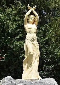 Víla dechu, šamotová hlína, výška 180 cm