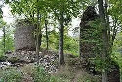 Bergfrit (vlevo) a pilíř v hradním jádře