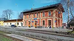 Staniční budova v březnu 2024