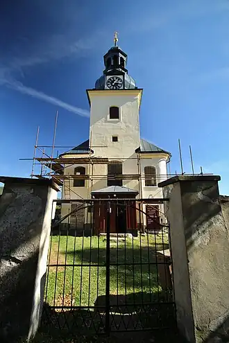 Průčelí kostela svatých Petra a Pavla ve Vítkovicích