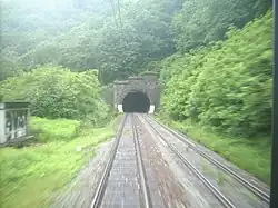 Pohled na východní portál Bujanovského portálu z jedoucího vlaku.