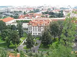 Pohled z Opyše přes terasovou část zahrady na její veřejně nepřístupný parter kolem Fürstenberského paláce, sídla polského velvyslanectví