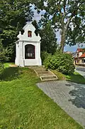 Výklenková kaplička - poklona Panny Marie, Třebíč.jpg