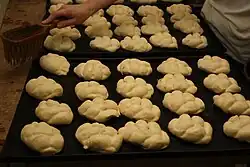 7/9 Potření vodou před posypáním