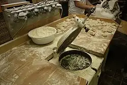 3/9 Dělicí stroj rozdělí bochánky na stejně velké dílky