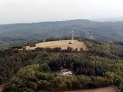 Letecký pohled na hradiště Výrov