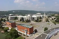 Pohled na výstaviště z výškové administrativní budovy u vstupní brány