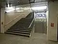 Pohled z nástupiště na výstup ze stanice