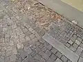 Detail nové a historické zádlažby Věžní ulice