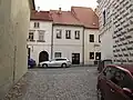 Pohled do Věžní ulice - vpravo Husův dům