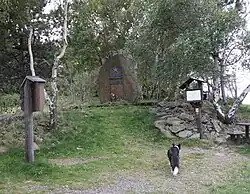 Partyzánský památník a za ním vrchol