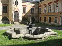 zaniklá kašna na nádvoří