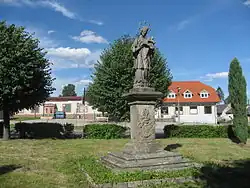 Větrný Jeníkov, socha před kostelem.jpg