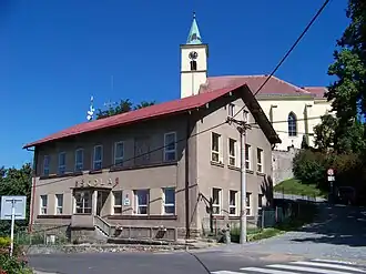 Škola a kostel ve Všeni