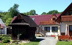 Jeden ze dvou památkově chráněných seníků