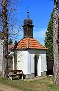 Kaple s lavičkou
