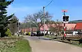 Železniční přejezd v jižní části vesnice