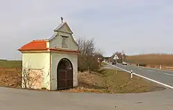 Kaple u hlavní silnice
