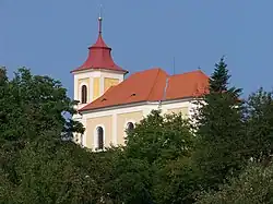 Všesulov, kostel svatého Martina, ze silnice (03).jpg