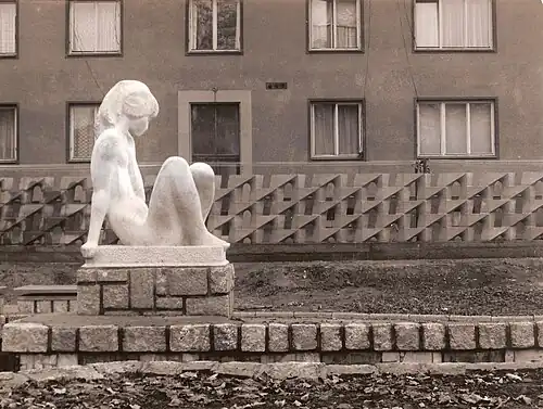 Kamenná socha dívky v Opavě (1965)