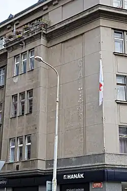 Na domě, kde sídlila Galerie Vincence Kramáře, je stále patrný zbytek nápisu GALERIE