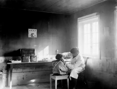 V. Suk provádí vyšetření během své výzkumné expedice na Labradoru v letech 1926–1927