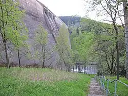 Pohled na přehradu z boku