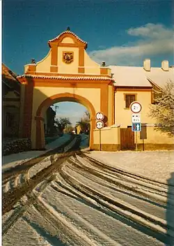 Slánská (Dolejší) brána, symbolický vjezd do městečka od východu
