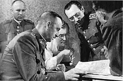 Velitelství „Bartoš“. Zleva doprava: sedící Karel Kutlvašr, sedící v košili Jaromír Nechanský, stojící v náklonu František Bürger-Bartoš