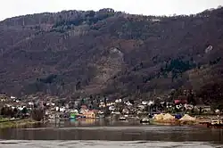 Vesnice nacházející se u řeky při úpatí pohoří