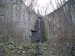 Slabý průtok na vodopádu padajícím z dvanáctimetrové výšky