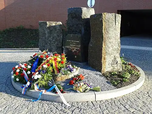 Pomník na Prašném mostě po rekonstrukci a odhalení 6. října 2014