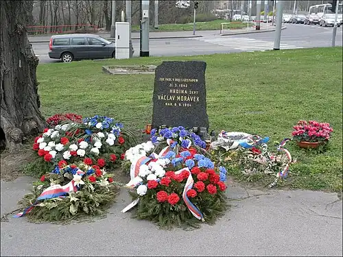 Pomníček u Prašného mostu krátce po 21. březnu (stav před rekonstrukcí)