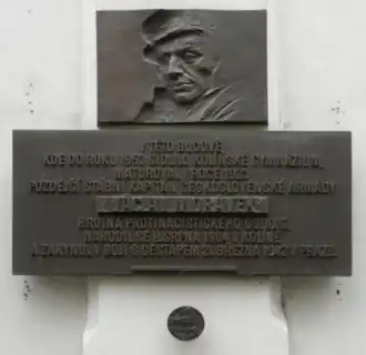 Pamětní deska na Obchodní akademii v Kolíně