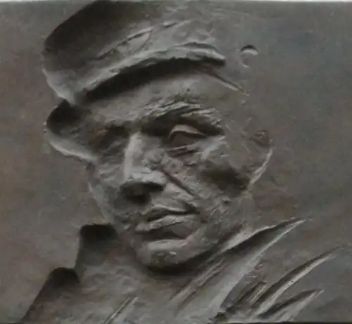 Morávek na detailu pamětní desky