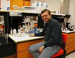 Václav Ourednik připravuje roztoky ke kultivaci kmenových buněk, Harvardova universita, 2002