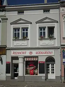 Někdejší cukrárna U Koňaříků (čp. 107/30) na meziříčském náměstí, která se stala epicentrem šíření tyfové nákazy (fotografie z r. 2012)