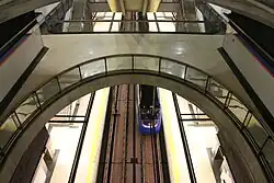 Pohled na kolejiště z horního patra stanice