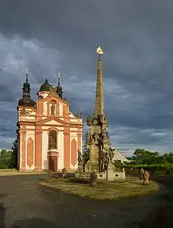 Kostel a sloup Nejsvětější Trojice ve Valči