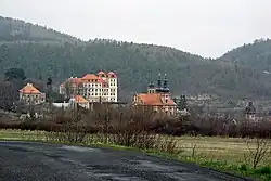 Zámek a kostel Nejsvětější Trojice ve Valči