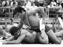 Džamcin Davaadža (nahoře) bojuje s Valentinem Rajčevem z Bulharska