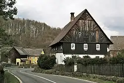 Domy v dolní části obce, v popředí památkově chráněná usedlost čp. 141