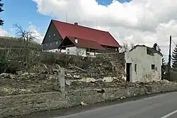 Valkeřice, zbytky vyhořelé usedlosti čp.51.jpg