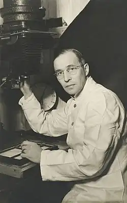 Constantin Grünberg ve své fotografické laboratoři u zvětšovacího přístroje, 1940–1950